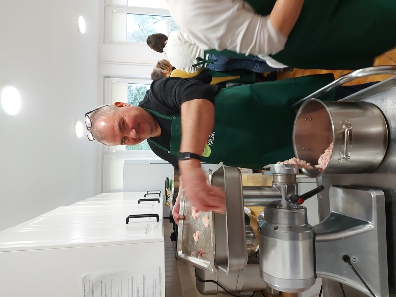 Cykl pokazów przetwórczych w formie warsztatów: wędliniarskie, serowarskie, piekarskie - listopad, grudzień 2025 r.