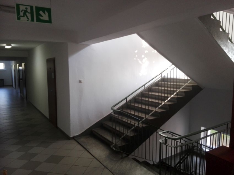 19 Schody na piętrze w części administracyjnej