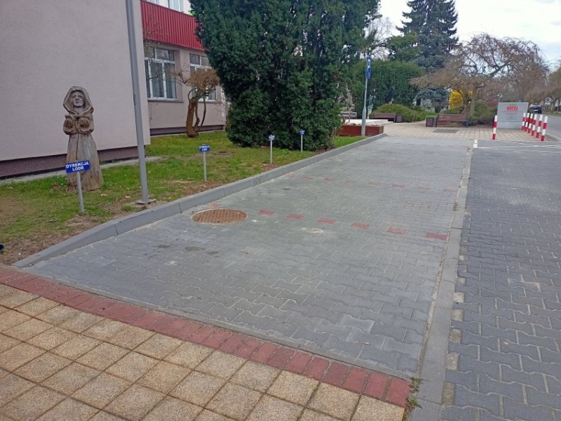 06 Parking przed siedzibą