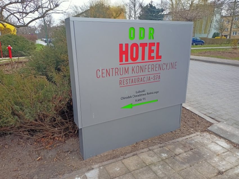 10 Wejście do hotelu